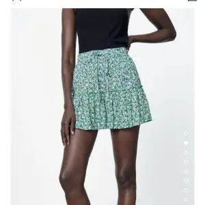 Säljer min trendiga fina blommiga kjol från zara i storlek xs! Köptes för inte så länge sen så är nyskick, säljer pågrund av att den inte används. kan mötas upp i Sthlm!  Nypris 279💓