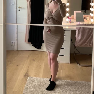 Klänning - En brun/ beige klänning från SHEIN, aldrig andvänd💕