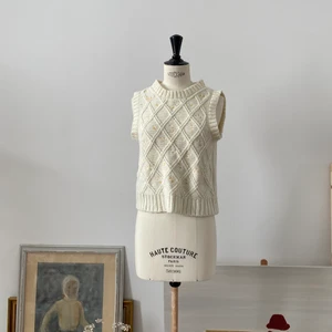 Väst med blommdetalj  - Söt stickad väst med blomdetalj🌿❤️