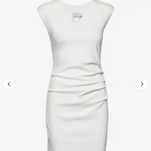 Jättefin vit klänning jag aldrig använde då den skulle funka som plan B till min student. Väldigt smickrande passform och tjockt tyg vilket gör att den känns exklusiv! Om så önskas skickar jag gärna bilder!