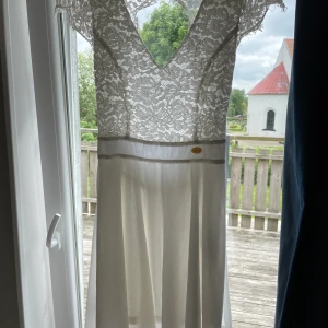 Vit klänning - Storlek L  Perfekt för studentfirande!  Använd vid ett tillfälle, fint skick!  