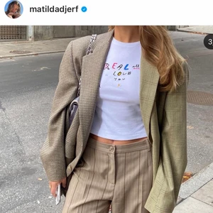 Realisation par topp - Jättefin baby-tee från realisation par!! Älskar verkligen denna, men då jag har använt den ganska mycket, kommer den ej till användning längre:( Den är i väldigt fint skick(ca 1 år gammal)✨ Har dock en pytteliten fläck, men syns ej mkt:) Köpte för 900kr