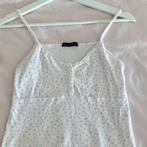 florol topp - fint linne ifrån brandy, aldrig använd  (frakten är 26kr inte 39kr) 💓