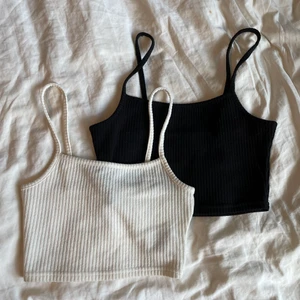 Toppar - Säljer två toppar, en svart och en vit (svart=s, vit=xs) kommer aldrig till användning men är dock jätte nice att ha på sommaren. 1 = 50kr 2 = 100kr