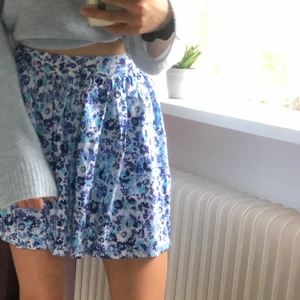 Kjol💙 - Super fin blommig volangkjol. Kjolen är i barnstorlek men skulle säga att den sitter som en xs/s. Perfekt nu till sommaren!💙