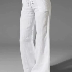 Vita linnebyxor - Säljer ett par vita linnebyxor som tyvärr var för små💕Dom är i storlek M men passar S och XS också💕