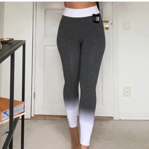 Grå träningstights från NLY - Oanvända med lappen kvar. Grå k Stl M/L men skulle säga att de passar alltifrån S-L. Kan mötas upp eller skickas 