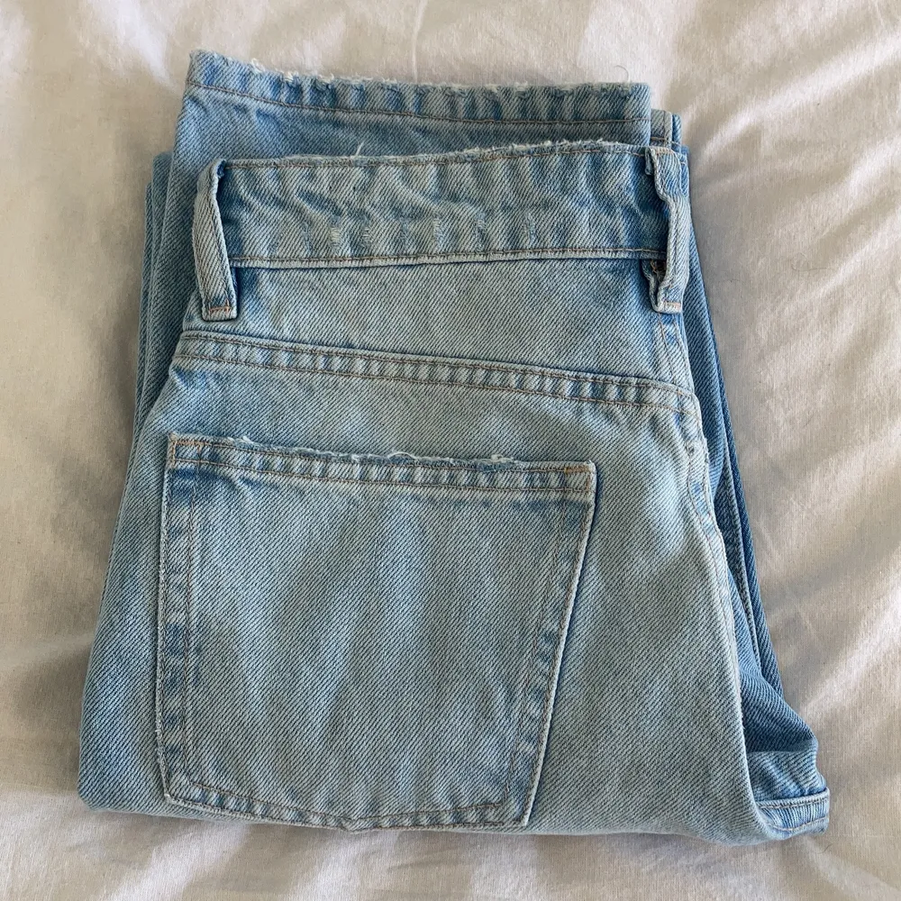 Säljer nu mina ljusblåa mid rise jeans från Zara 💕 Dom är helt oanvända och i mycket bra skick. Det är bara att höra av sig vid frågor eller fler bilder. . Jeans & Byxor.