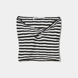 Svart vit, topp - ⚠️INTRESSEKOLL⚠️ Funderar på att sälja min topp från bershka vid ett bra bud. Verkligen true to sice. Super snygg men den kommer tyvärr inte till användning. Skriv vid frågor eller fler bilder❤️ Köpt för 169❤️ Helt oanvänd och lappen sitter fortfarande kvar!😍