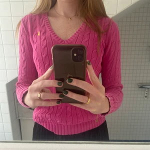 Ralph Lauren tröja - Så himla fin tröja från Ralph Lauren i bra skick, jätte härlig färg som passar perfekt nu till sommaren!💖🌷Säljer då jag inte använder den så mycket. Sitter bra på mig som brukar ha XS eller S i toppar, priset kan diskuteras och köparen står för frakten!💕