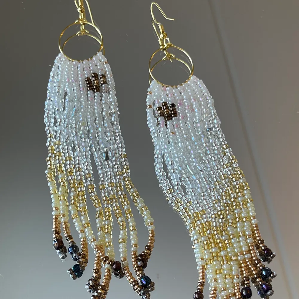 Handgjorda ”seedbeed earrings” av glaspärlor (2mm stora!!). Lite längre modell med fint fall 💫 Frakt tillkommer på 39kr!!!  Checka min profil för mer 💙. Accessoarer.