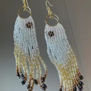 Handgjorda ”seedbeed earrings” av glaspärlor (2mm stora!!). Lite längre modell med fint fall 💫 Frakt tillkommer på 39kr!!!  Checka min profil för mer 💙
