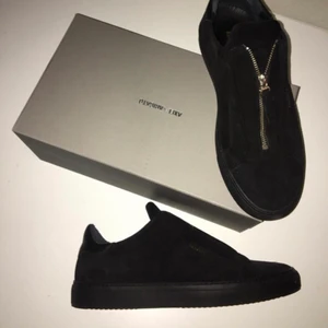 Nästan oanvända Axel Arigato clean 90 zip skor - Jag säljer mina skor pga att jag inte är intresserad av dom längre och är mer sugen på ett par andra skor   Storlek 42 2/3 Nypris: 1850kr Mitt pris: 1500kr