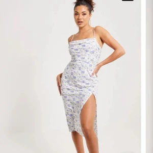 Sommarklänning - SUPERFIN fodralklänning med slits från Love Triangel! HELT NY, endast testad, lapparna kvar. Strl XS men sitter som en S. 300kr+frakt💓 Smidig affär prioriteras🦋