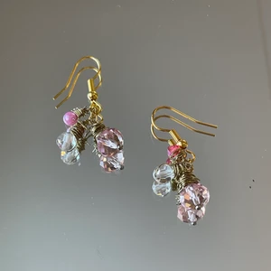 Örhängen  -  Handgjorda örhängen med glaspärlor och guldig ståltråd⭐️Frakt tillkommer på 39kr!!!  Checka min profil för mer 💜