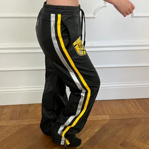 unika skinnbyxor stl L  - storlek: L, passar även M om man har långa ben eftersom byxan går att knyta runt midjan. märke: jokisnotajoke. möts upp i stockholm eller fraktar 🖤