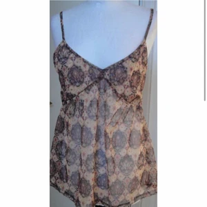 y2k topp - märke: Zoul. storlek: M. möts i stockholm eller fraktar. 🖤