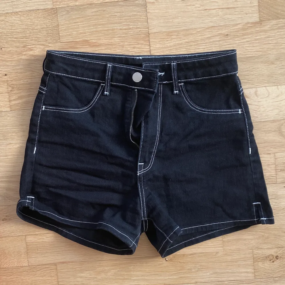 Svarta och blåa shorts😜 ett par för 75 och båda för 140 + frakten på 66kr som köparen står för💕 Super bra skick och båda är storlek 34💕 skriv för fler bilder eller vid frågor💕 det blir budgivning ifall fler är intresserade😍. Shorts.