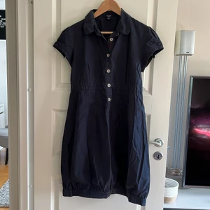 GANT klänning - GANT klänning i bomull  Skjortmodell upptill, pösig kjolen nertill, 100% bomull Strl 40 men liten i storlek Köpare står för frakt