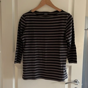 Svart, grå randig tröja/topp från Marimekko - Klassisk Marimekkorandig trikå tröja/topp i grått/svart, strl M, båthals, 3/4 ärm Köpare betalar frakt