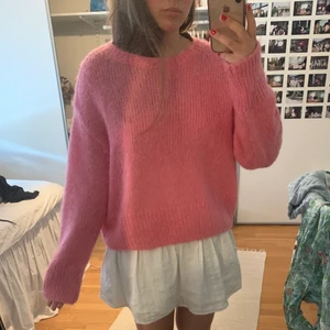 Stickad Rosa Tröja - Säljer denna superfina stickade tröjan från HM. Den är storlek S men passar även storlek M. Den är knappt använd och i jättebra skick❣️❣️ Kostar 100kr exklusive frakt❣️ 