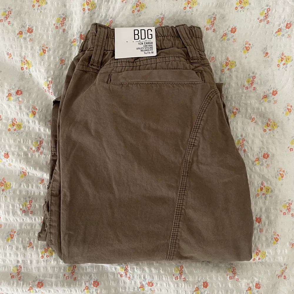 Säljer dessa helt nya Cargo pants från Urban Outfitters som aldrig kommit till användning, lapparna är kvar! Storlek 38! Låg midja! ☺️🌸. Jeans & Byxor.