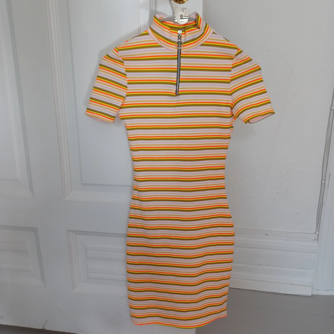 Randig miniklänning med dragkedja  - 90