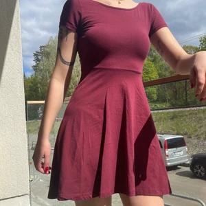 Fuschia klockklänning, S - Sportig klockklänning med öppen rygg, knappt använd