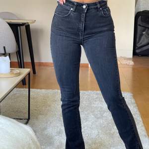 Jätte fina mörkgråa jeans med slits nertill, använda fåtal gånger.
