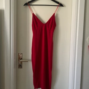 Röd klänning från Rebecca Stella - Så fin röd klänning från Rebecca Stella som säljs då den inte används. Klänningen är en strl M men då den är lite mindre i storleken skulle jag säga att den även passar strl S.
