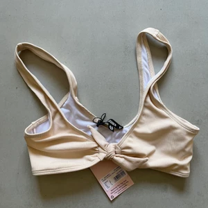 Bikinitopp från Missguided, storlek 38 - Beige Bikinitopp från Missguided Storlek 38 Helt ny
