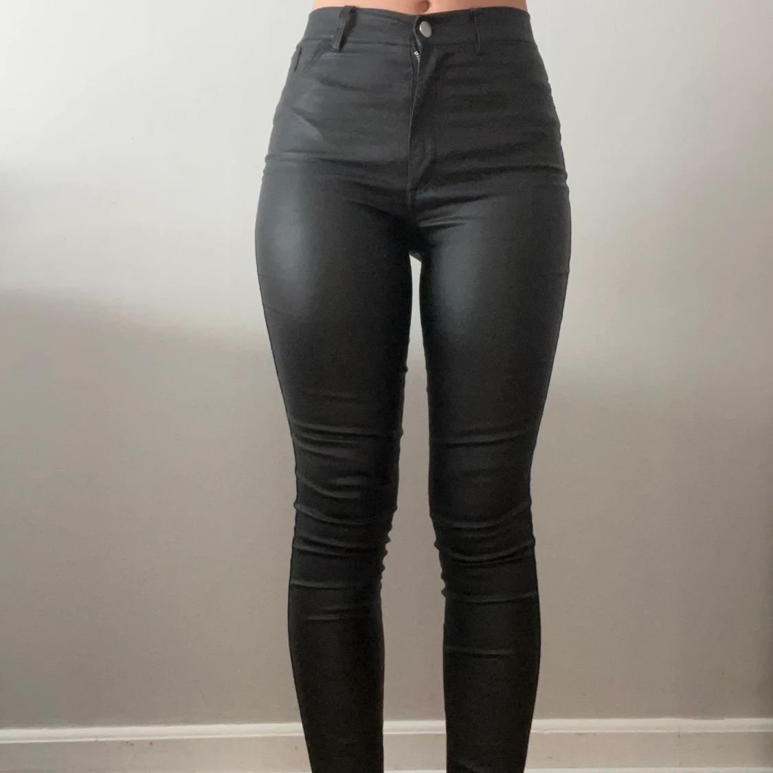 Läderbyxor från na-kd i storlek xs - 90