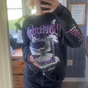 Sweatshirt - Cool sweatshirt men inte min stil. Nyskick från boohoo. Stl S