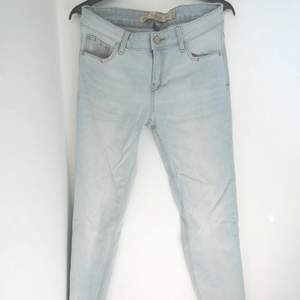Ljusblå snygga slimmade jeans med normal midja, storlek 36. Helt oanvända och i nyskick. Frakt tillkommer 💜