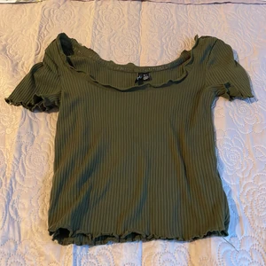 Kortärmad topp - Militärgrön topp med korta ärmar från veromoda, stretch.