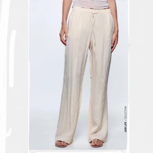 Linnebyxor - Säljer ett par helt oanvända byxor från zara då de var för långa för mig! Finns att hämta i Sollentuna annars står köparen för frakten!💕 