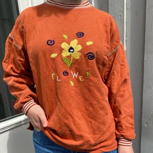 Tröja M - Retro tröja i fin orange färg med broderad text och blommor. Storlek M ungefär.