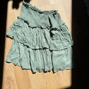 Kjol - Grön volang kjol som tyvär inte kommer till användning 