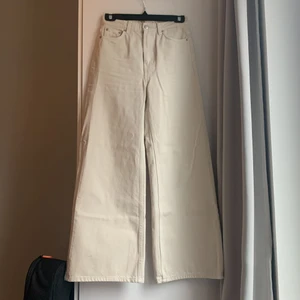 Weekday jeans i nyskick - Ett par weekday-jeans i nyskick! Använda ksk 2 gånger och säljer för att de blivit för små :( . Finns typ 2 små ”defekter”, ena är de två små sterecken på en vita lappen på baksidan, andra är ngn millimeterfläck, annars så gott som nya. Originalpris 500kr