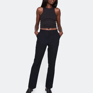 Nya kostymbyxor - Använda några gånger, köpta i maj. Jättefina och sköna men behöver en mindre strl. 