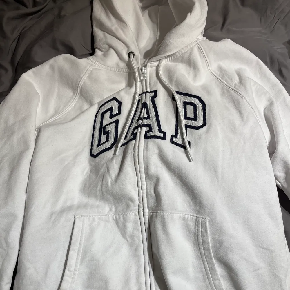 En gap hoodie som jag slutat använda. Har haft den länge men den är i bra skick, alltså utan fläckar, hål osv. Priset kan diskuteras. Tröjor & Koftor.