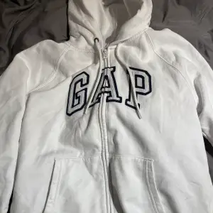 En gap hoodie som jag slutat använda. Har haft den länge men den är i bra skick, alltså utan fläckar, hål osv. Priset kan diskuteras
