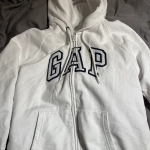 Gap hoodie - En gap hoodie som jag slutat använda. Har haft den länge men den är i bra skick, alltså utan fläckar, hål osv. Priset kan diskuteras