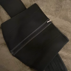 Waist trainer  - Säljer denna oanvända träningskorsett! Sjukt bra då den är mjuk men både observerar svett och gör så att man svettas en hel del under ens träningspass! Man kan spänna fast hur tajt man vill så att den formar midjan! 