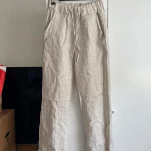 ADSGN LINNEBYXOR - S - Jättefina linnebyxor från adsgn, storlek S, liten söndrig sömn vid inre högra benet, går fint att sy ihop. Annars bra skick! Slutsålda på hemsidan!!