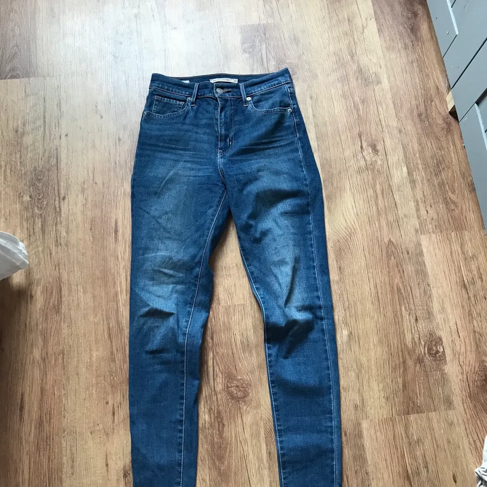 Har inte andvändt jeansen sen 2 år ungefär, dem är super fina och ser inte andvända ut. . Farkut & Housut.