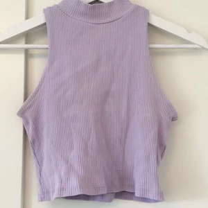 Ljuslila tanktop - Jättefin tanktopp i pastelllila färg (älskar färgen!)💜 Den är från lager 157 i storlek M/L men känns som en M. Den har en sminkfläck som man kan se på andra bilden