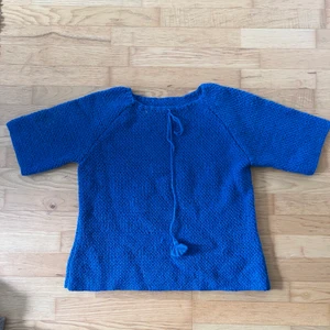 Stickad tröja - Så himla fin tröja som jag inte får användning för. Den är handstickad så ingen storlek står, skulle säga S-M. 