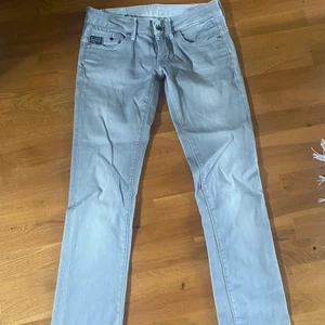 ljusgråa lågmidjade straight jeans - skitsnygga lågmidjade jeans i ljusgrå. Lite för korta för mig på kanske 2 cm och jag är 175 så tror det skulle passa bäst för 172cm och under om man vill ha till marken. Midjemått 29 men passar de som har 27/28 också. Aldrig använda och då jag köpte för ganska dyrt så säljer jag de för 400kr och jag står för frakten på 66kr.