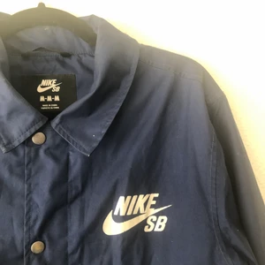 Nike SB-jacka - Regn/vindjacka från Nike SB Storlek M